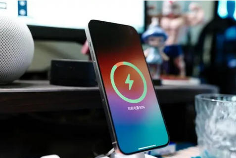 岐山苹果15换屏服务分享用什么充电器给iPhone15充电更好 